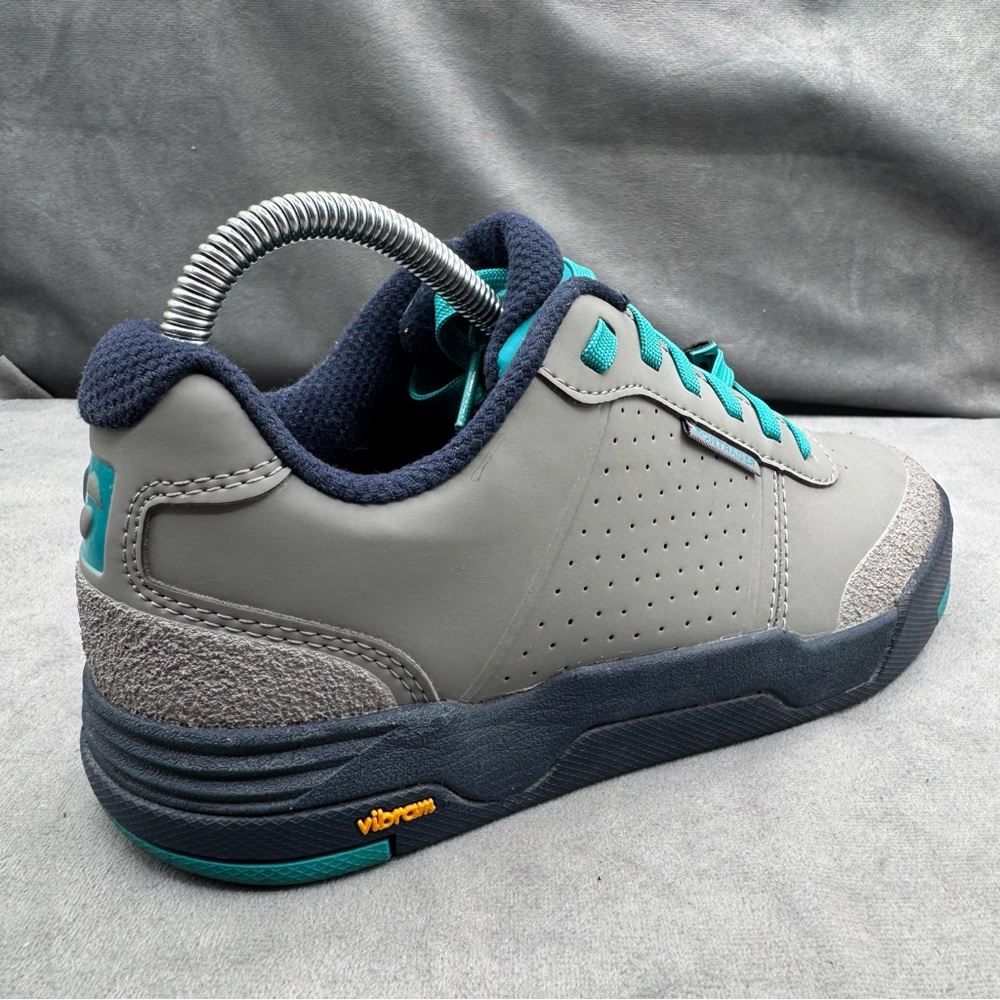Bontrager Flatline Women’s Size 7.5 MTB Shoes Gravel Teal Vibram Sole - Picture 2 of 14